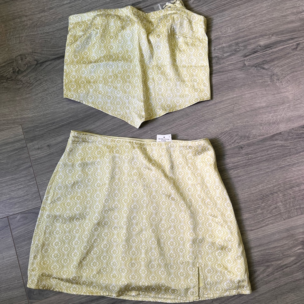Brand new light green crop skirt duo from hollister with tags. Size XS.